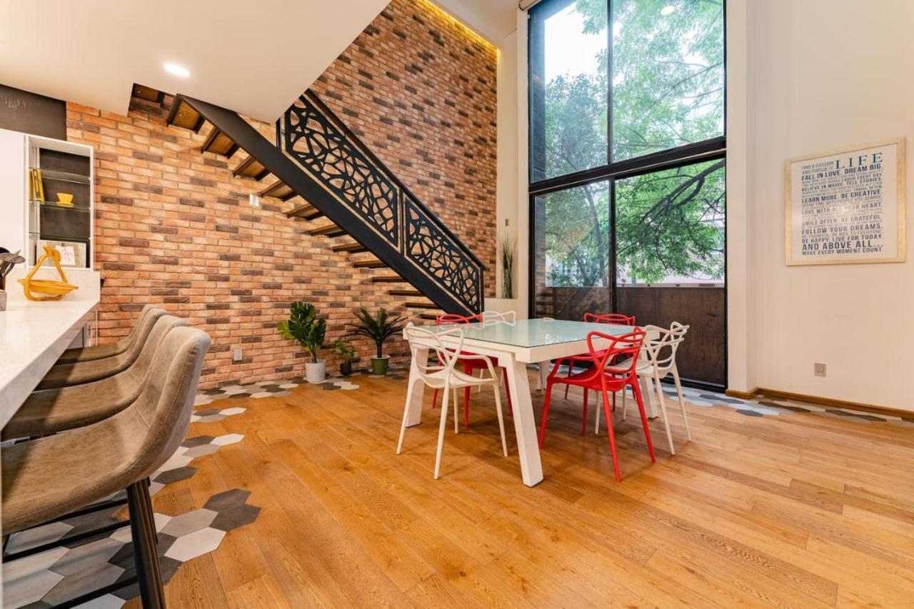 Chic Loft Near Dining And Architecture