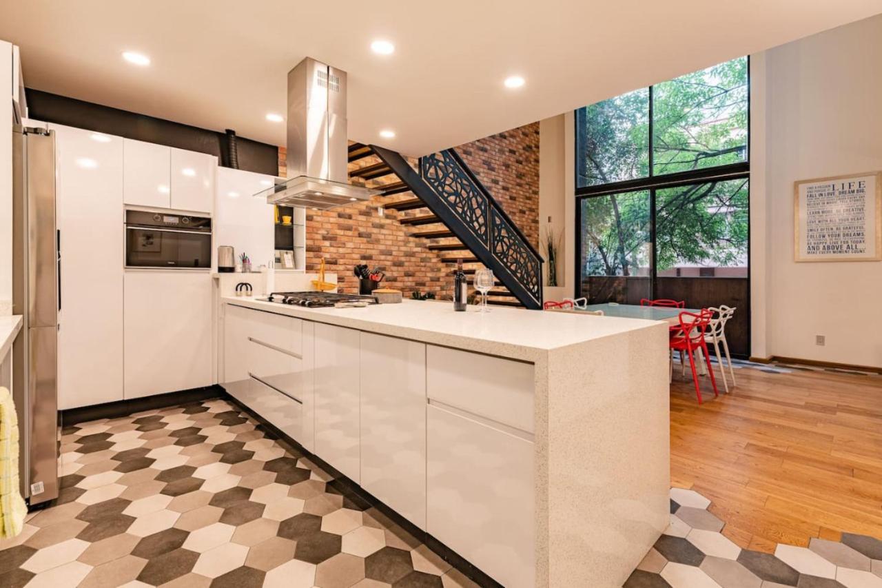Chic Loft Near Dining And Architecture *