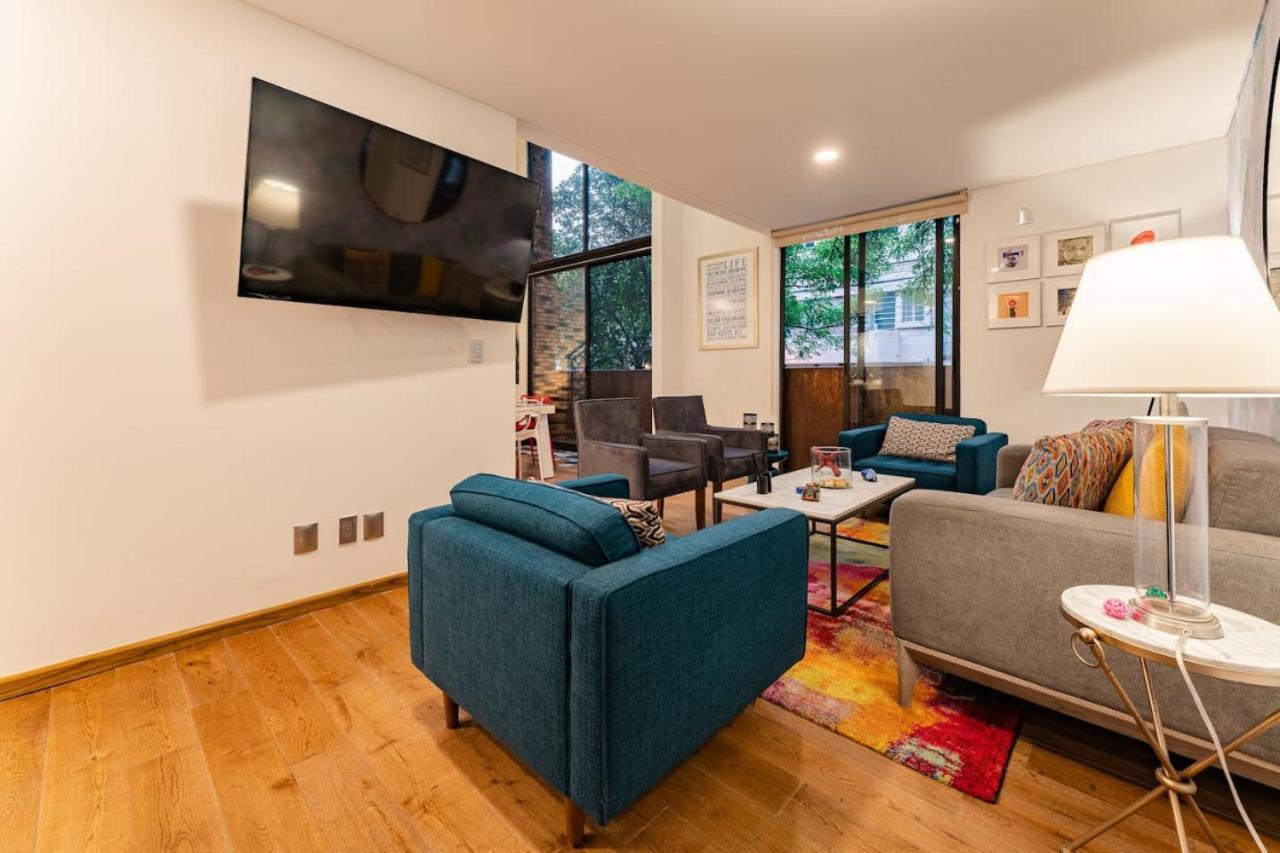 Chic Loft Near Dining And Architecture